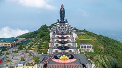 Du khách hào hứng với vạn góc check-in đỏ rực màu cờ trên núi Bà Đen