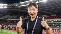 HLV Kim Sang-sik lý giải việc vẫy khăn, xếp chai nước trong trận chung kết