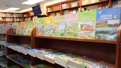 Đằng sau trang sách giáo khoa: Những áp lực không phải ai cũng thấy