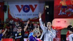 Ca sĩ Hoàng Bách tiếp lửa futsal bằng sáng tác mới