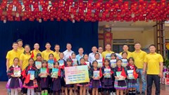 Nhà xuất bản Giáo dục Việt Nam trao tặng sách giáo khoa cho học sinh vùng khó khăn trước thềm năm học mới