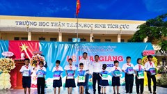 Nhà xuất bản Giáo dục Việt Nam trao tặng sách cho học sinh vùng khó khăn nhân dịp khai giảng