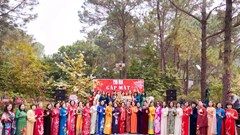 Sắc Xuân lan tỏa cùng tà áo dài trong ngày hội tôn vinh phụ nữ và di sản