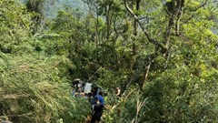 Phú Thọ: Xe ô tô 29 chỗ mất phanh lao xuống vực tại Tam Đảo