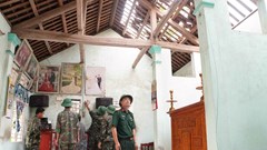 Dông lốc khiến hơn 1.280 ha lúa gãy đổ, khách sạn hư hại, nhà dân tốc mái