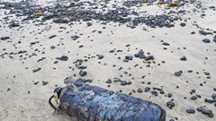 Huế: Khẩn trương xử lý hàng chục tấn dầu dạt vào bờ biển