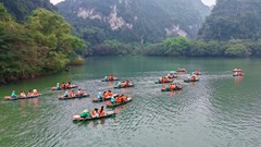 Ninh Bình: Du khách tấp nập ngày đầu năm 2026