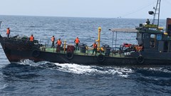 Xuyên đêm tìm kiếm 5 người mất tích trong vụ chìm tàu kéo và sà lan trên biển Lý Sơn