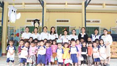 Cô giáo miền núi góp tiền lo bữa ăn cho học sinh nghèo