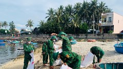 Chung tay làm sạch bãi biển ở đảo Lý Sơn