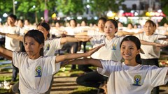 Gần 1.000 người đồng diễn Yoga ở Quảng Ngãi