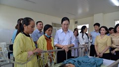 Bí thư Tỉnh ủy Quảng Ngãi thăm 2 cháu bé trong vụ án mạng