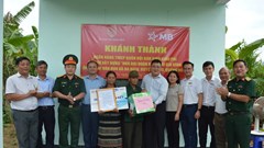 Bàn giao nhà đại đoàn kết cho thương binh người đồng bào Hrê