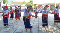 Uyển chuyển với điệu múa cà đáo của cô gái Cor