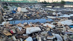 Sớm xử lý tình trạng rác dày đặc ở khu vực giáp ranh sông Châu Me Đông