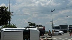 Va chạm taxi, ô tô 7 chỗ  lật ngửa trên dải phân cách