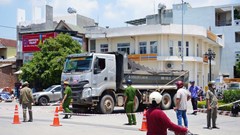 Liên tiếp xảy ra tai nạn giao thông do xe chở đất