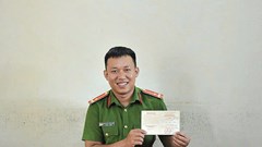 Bắt trend xếp hình cờ Tổ quốc từ giấy chứng nhận hiến máu