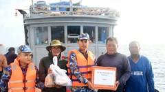 Vùng 4 Hải quân kịp thời hỗ trợ lương thực, nhu yếu phẩm cho các ngư dân trên biển