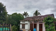 Gió lốc khiến nhiều ngôi nhà bị tốc mái