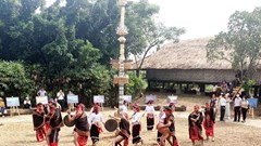 Độc đáo nghệ thuật tạo hình cây nêu và bộ gu của dân tộc Cor