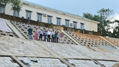 Đẩy nhanh tiến độ hoàn thành các công trình kè chống sạt lở bờ sông trước mùa mưa lũ