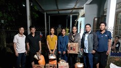 Vận động, trao nhu yếu phẩm cho người dân ở nguy cơ sạt lở núi