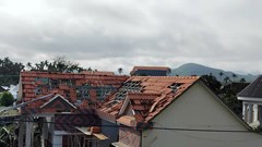 Hàng loạt nhà dân bị gió lốc làm tốc mái trong đêm