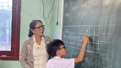 Lớp học đặc biệt của bà giáo già