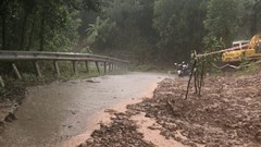 Mưa lớn kéo dài gây sạt lở, chia cắt giao thông ở Quảng Ngãi