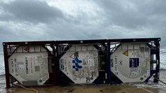 Sớm có phương án xử lý 3 bồn chứa nghi hóa chất trôi dạt và bờ biển