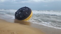Quảng Ngãi phát hiện phao lạ trôi dạt vào bờ biển