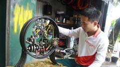 Tái chế phụ tùng xe cũ thành sản phẩm trang trí độc đáo