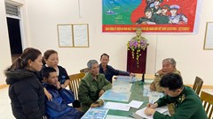 Kịp thời cứu ngư dân bị sóng lớn đánh chìm trên biển