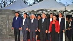 Dâng hương Quyền Chủ tịch nước Huỳnh Thúc Kháng