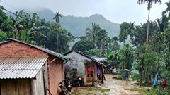 Xuất hiện vết nứt trên núi, đe dọa nhà dân