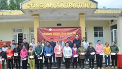 Báo Văn Hóa tặng quà Tết cho người nghèo miền núi Quảng Ngãi
