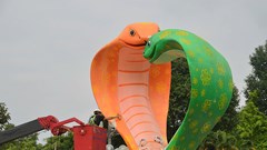 Hai linh vật rắn tạo hình “tình yêu mùa Xuân”