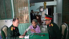 Khám bệnh, cấp phát thuốc miễn phí cho đồng bào DTTS Hrê