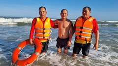 Liên tục cứu du khách bị đuối nước ở bãi biển Mỹ Khê