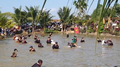 Sôi nổi trò chơi dân gian thi “Úp nơm bắt cá“