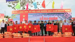 Trao tặng cờ Tổ quốc cho ngư dân Quảng Ngãi dịp mở cửa biển