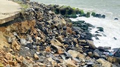 Sóng lớn gây sạt lở bờ biển ở Quảng Ngãi