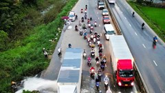 Chắn dòng nước cho xe máy qua đường, tài xế nhận “cơn mưa” lời khen