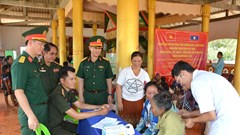 Nghĩa tình thầy thuốc quân hàm xanh