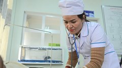 Nữ y sĩ đồng bào Ca Dong tận tình trong công việc