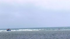 Sóng lớn hai tàu cá gặp nạn, 1 ngư dân mất tích