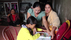 “Mẹ đỡ đầu” của trẻ em đồng bào Hrê