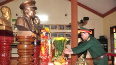 Tư lệnh Quân khu 5 viếng hương Nhà lưu niệm Trung tướng Phạm Kiệt