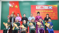 Tặng quà cho các Mẹ Việt Nam Anh hùng